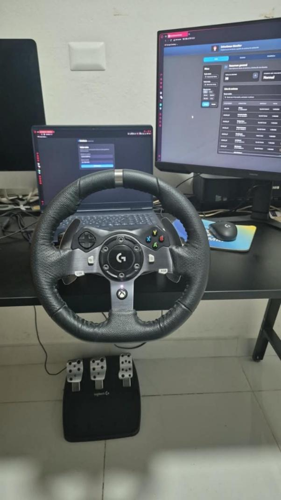 Puesto de simulación de DriveSense con volante, pedales y monitores
