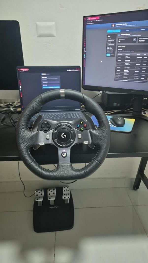Puesto de simulación con volante, pedales y monitores que muestran el simulador y la plataforma DriveSense