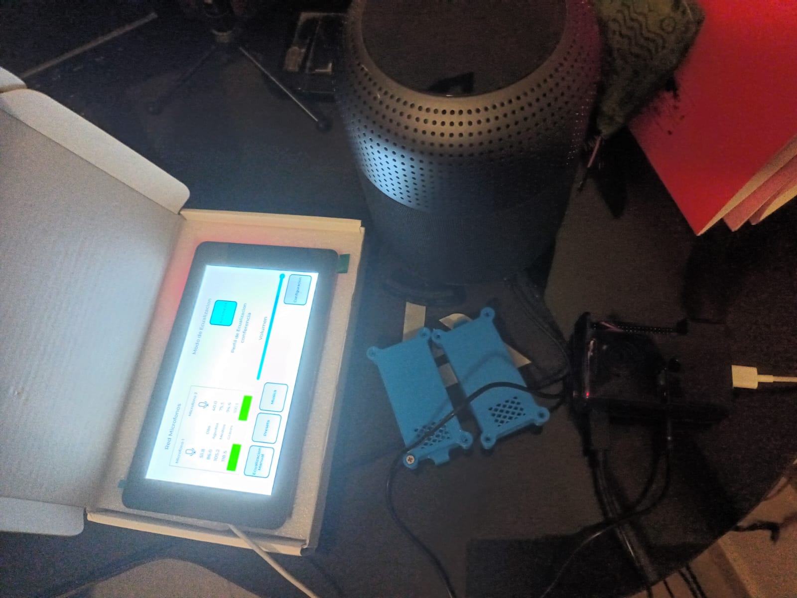 Prototipo del sistema: pantalla táctil con la interfaz de la red de micrófonos, nodos sensores en carcasas impresas y bocina
