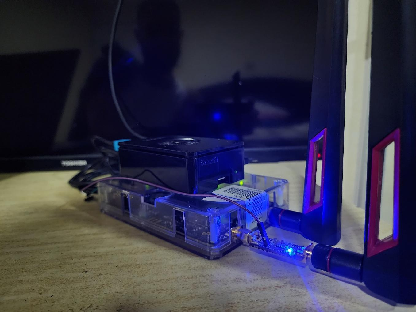 Prototipo del inhibidor: Raspberry Pi en su carcasa, SDR, amplificador y dos antenas