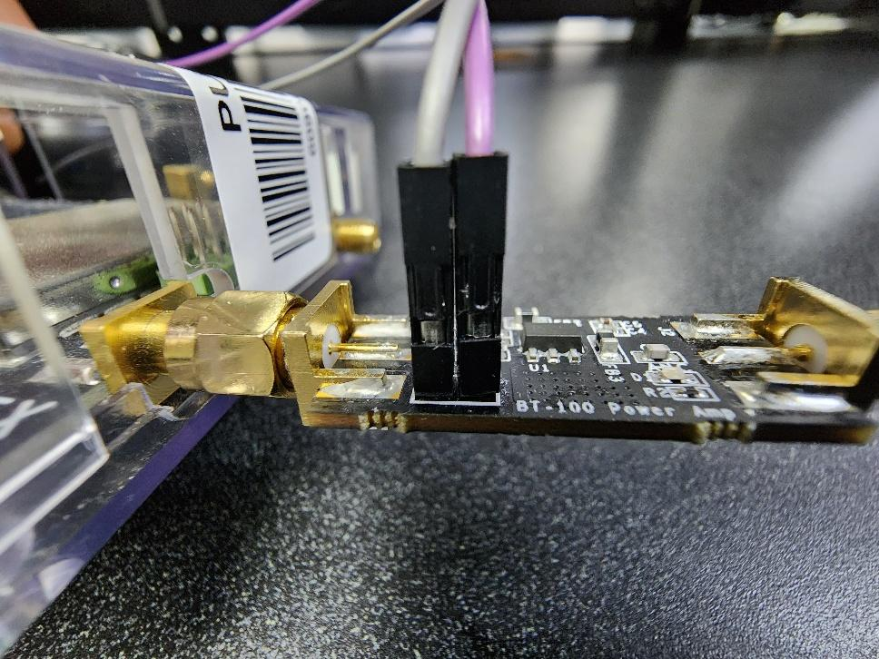 Primer plano del amplificador BT-100 conectado al SDR